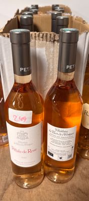 plusieurs bouteilles de vin sont alignées sur une table