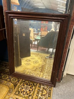un grand miroir posé par terre devant une porte