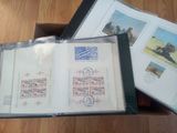 une photo d'une photo d'une boîte contenant des timbres