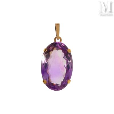 un gros plan d'un pendentif en pierre violette sur fond blanc