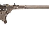 un vieux fusil avec une poignée en bois sur fond blanc