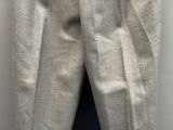 les pantalons sont suspendus à un cintre accroché au mur