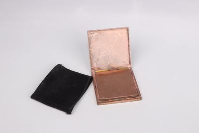 une image représentant un petit étui compact avec une pochette en velours noir