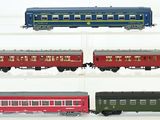 quatre wagons alignés sur une surface blanche