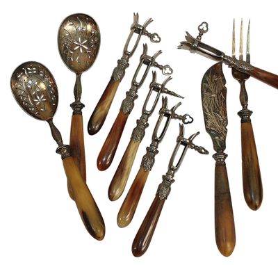 Ensemble en métal argenté et manches corme comprenant 6 MANC…