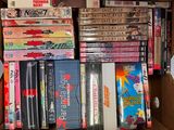 beaucoup de dvd dans une boîte sur la table