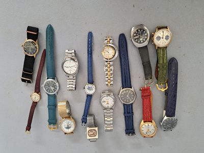 de nombreux modèles de montres disposés sur une table