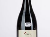 la bouteille de vin est posée sur la table, prête à être consommée