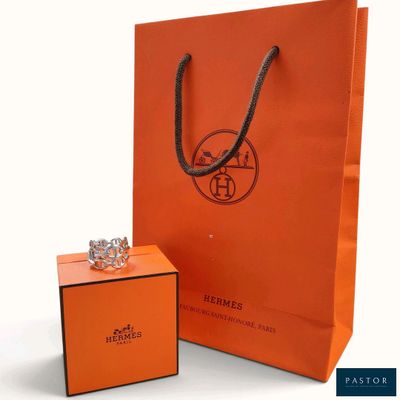 un sac en papier orange muni d'un anneau sur le dessus