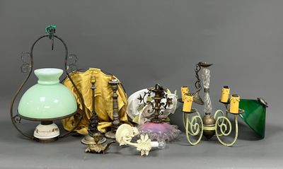 un grand nombre d'objets posés sur une table