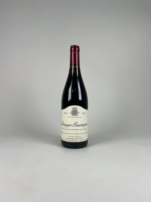 une bouteille de vin rouge posée sur une table blanche