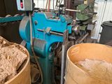 deux seaux remplis de bois à côté d'une machine bleue