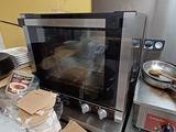 un micro-ondes posé sur un plan de travail et rempli de nourriture