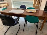 une table sur laquelle se trouve un ordinateur portable, dans la pièce