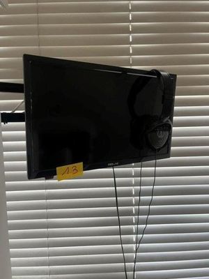 une télévision à écran plat accrochée au mur près d'une fenêtre