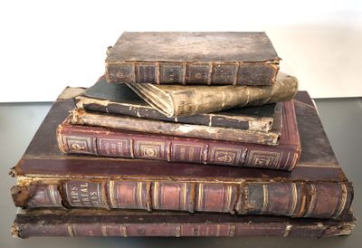 plusieurs vieux livres empilés sur une table