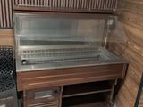 une vitrine posée au sol, dotée d'un couvercle en verre