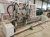 une photo d'une machine en fonctionnement dans une usine