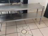 une table posée à même le sol dans la cuisine