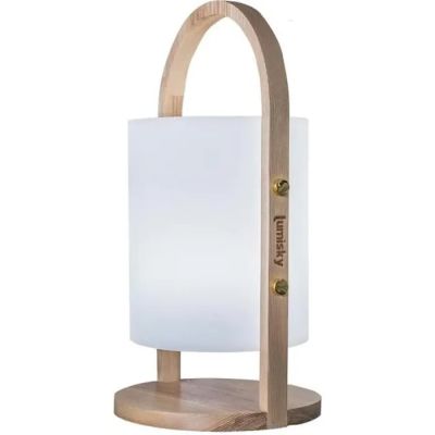 une lampe de table en bois surmontée d'un abat-jour en verre blanc