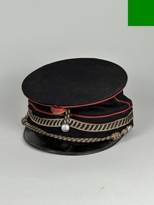 un chapeau noir orné d'un ruban rouge sur le dessus