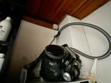 une photo d'un lave-linge et d'un sèche-linge dans une petite pièce