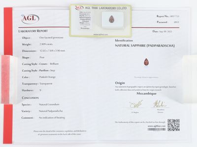 un certificat orné d'un diamant, posé sur une table