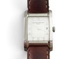 une image d'un gros plan d'une montre-bracelet sur un fond blanc
