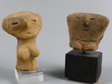 deux figurines assises l'une à côté de l'autre