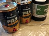 trois pots de peinture posés sur une table à côté d'un pot de peinture