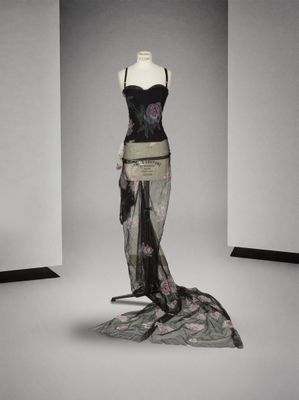 une robe sur un mannequin dans une pièce