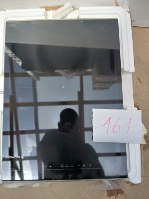une photo d'un homme en train de se prendre en photo dans le miroir