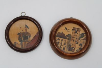 deux tableaux accrochés au mur d'une pièce