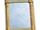 un miroir avec un cadre en or