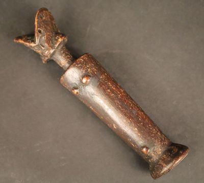 un petit objet métallique posé sur une table