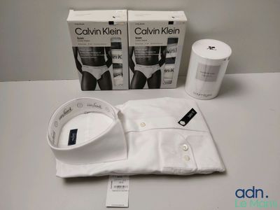 deux boîtes de sous-vêtements Calvin Klein et une tasse de café
