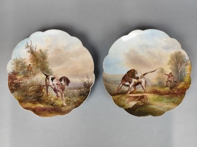 deux assiettes ornées d'une peinture représentant une scène de chasse