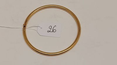gros plan d'une bague en or portant une étiquette de prix