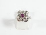 Gros plan sur une bague ornée d'une fleur