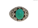 Gros plan sur une bague contenant une pierre verte
