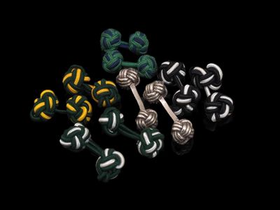 un gros plan sur un ensemble de nœuds de différentes couleurs sur fond noir