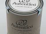 une photo d'un pot de peinture posé sur une table