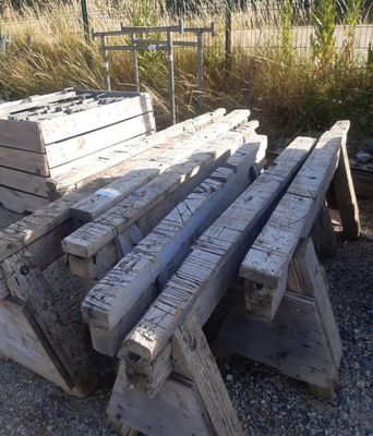 de nombreuses pièces de bois empilées les unes sur les autres