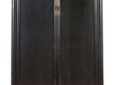 une image représentant une armoire noire à deux portes, munie d'une poignée de porte