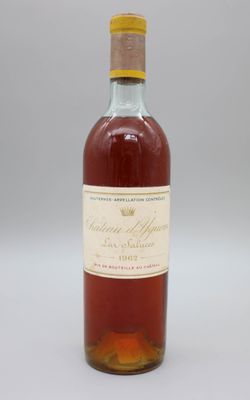 une bouteille de vin posée sur une table blanche