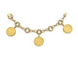 un collier en or composé de pièces et de breloques montées sur une chaîne