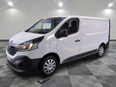 la camionnette blanche est garée sur un sol carrelé en damier