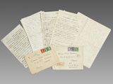 une pile de vieilles lettres et d'enveloppes empilées les unes sur les autres