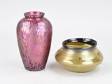deux vases posés l'un à côté de l'autre sur une surface blanche