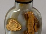 a picture of a glass vase with a bird and a fish on it